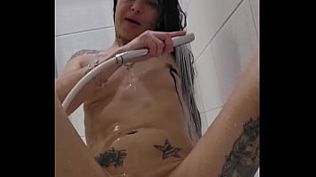 Preview 3 of Japan Store Hand Job - J&#039_adore le jet de ma douche Emy Angel