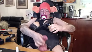 Preview 4 of Tribute M819 - Gerhard mit Melkmaschiene und Ballbusting