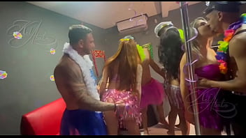 Preview 2 of Jio Phone Xxx Video - Festa de carnaval na casa de swing e a putaria rolando solta