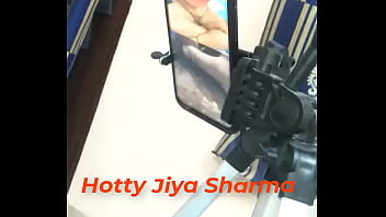 Preview 3 of Vintage Rima - जिया भाभी की हिंदी सेक्स कहानी वीडियो कॉल पर सेक्स करके अपनी चूत का पानी निकालते हुए ।