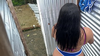 Preview 2 of Deski Small 1 - Pervertido graba atraves del agujero vestier al aire libre