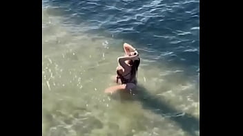 Preview 3 of Desi Muslim Devar Fucking Bhabi - Voc&ecirc_ prefere mar ou piscina? Eu amo os dois ️