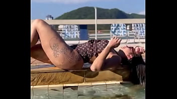Preview 1 of Desi Muslim Devar Fucking Bhabi - Voc&ecirc_ prefere mar ou piscina? Eu amo os dois ️