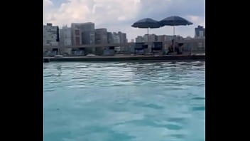 Preview 4 of Desi Muslim Devar Fucking Bhabi - Voc&ecirc_ prefere mar ou piscina? Eu amo os dois ️