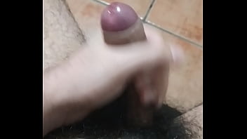 Preview 1 of Xxx Truckin - Me masturbo en la sala y eyaculo una enorme corrida