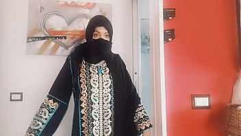 Preview 2 of Momdan Sill Tod - Muslim girl wanna try to suck