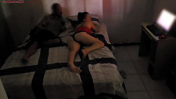 Preview 2 of Bellakeo En Minifalda Nigh Club - madrasta divide a cama com enteado devido reforma de seu quarto
