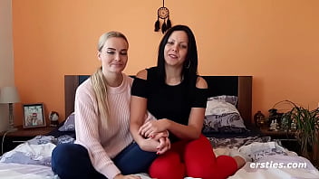 Preview 1 of Soudi Arb Bid Arabic Hot Grils - Ersties: Die dunkelhaarige Julia und die blonde Victoria vergn&uuml_gen sich mit einem Glasdildo