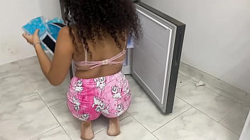 Preview 1 of 15 Mints Xnxx - Camara casera real hermanastra limpiando la nevera