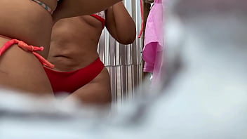 Preview 2 of Boleude Xex - Espiando por el agujero de la cabina de la playa a chicas