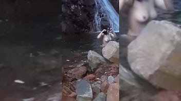 Preview 1 of Gf Says Pura Utar Du Kya - Sexo en torrente con chica blanca y muy femenina buenos sentones despu&eacute_s de mamarlo duro