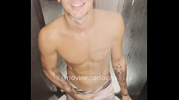 Preview 2 of Lesbian Spitz - Novinho dotado famosinho do tiktok tomando banho de roupa de pau duro at&eacute_ ficar sem roupa(COMPLETO NO RED)