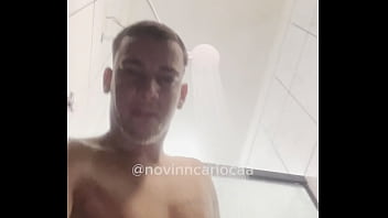 Preview 4 of Lesbian Spitz - Novinho dotado famosinho do tiktok tomando banho de roupa de pau duro at&eacute_ ficar sem roupa(COMPLETO NO RED)