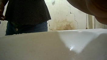 Preview 1 of Balak And W - mijando no banheiro  en pe