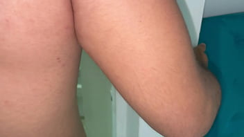 Preview 1 of Boom Thai - sexy hermanastra de cuerpo perfecto esp&iacute_a a su hermanastro en la ducha y termina d&aacute_ndole una rica mamada en su gran polla