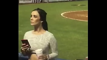 Preview 4 of Metro Wet Dreams - Culito milf bailando en el estadio