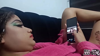 Preview 1 of Aunt And Niece Lick - Con mi hermanastra,  Hermanastra se aprovecha de su hermanastro milf caliente ve porno y se dirije al cuarto de su hermano a buscar polla por su culo grande