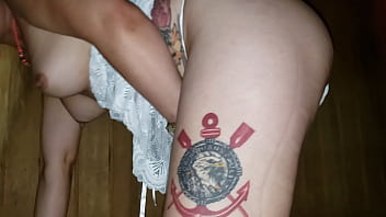 Preview 3 of Hq Porn Pryia - O velhinho n&atilde_o aguentou e gozou no rabo da loirinha puta dentro da sauna