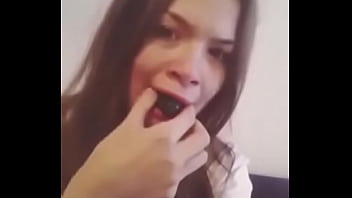 Preview 2 of Sexy Milf Kissing - Practicando con pepino