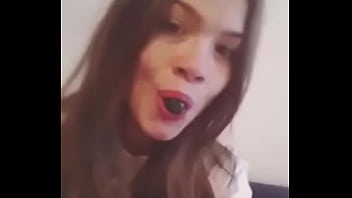 Preview 1 of Sexy Milf Kissing - Practicando con pepino