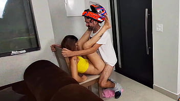 Preview 3 of Jou Jiiz - Safada sozinha em casa recebe motoboy s&oacute_ de toalha de banho!