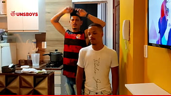 Preview 1 of Glonde - Mavambo n&atilde_o resistiu e deu o cuzinho pro amigo safado