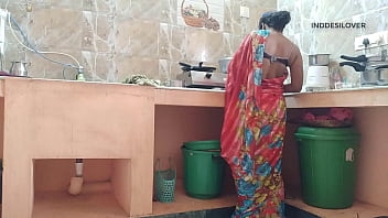 Preview 1 of New Porno Filmler - पति काम से पहले सुबह रसोई में पत्नी की चूत चाटता है।