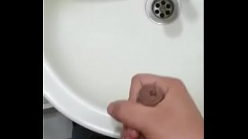 Preview 2 of Vietnam Xxxgay - jovencito eyaculando en el lava manos