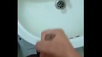 Preview 3 of Vietnam Xxxgay - jovencito eyaculando en el lava manos