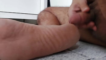 Preview 2 of Children With Big Men - Ladysilva realizando fetiche gozando nos p&eacute_s de pau mole