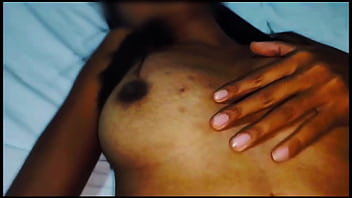 Preview 1 of Xvidips Com - MI HERMANASTRA MORENA QUIERE SEDUCIR A MI NOVIO ENVIANDO PORNO CASERO,  MI NOVIO ESTA MUY EXCITADO DE VERLA Y YO ME LE TREPO ENCIMA DE SU PENE A FOLLAR. PORNO REAL CASERO