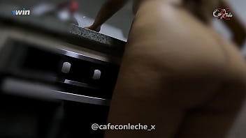 Preview 1 of Old Wma O A - QUE RICO FOLLARME EL CULO DE MI MADRASTRA ... la veo sin ropa en la cocina y le lleno el ano de semen