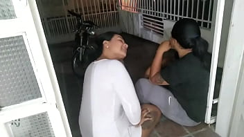 Preview 1 of Fisting Girls Tongue Kiss - una rica bienvenida le doy a mi hermanastra