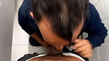 Preview 1 of 90s Vids - Mamando a rola do chefe no banheiro em busca de receber aumento de sal&aacute_rio.
