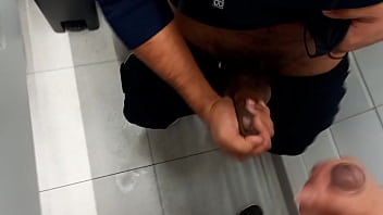 Preview 4 of 90s Vids - Mamando a rola do chefe no banheiro em busca de receber aumento de sal&aacute_rio.