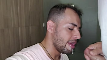 Preview 2 of Stroy Xxx Six My Mom Videos - Orgia com machos desconhecidos no banheiro,  safados com tes&atilde_o gozam e v&atilde_o embora.