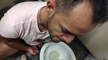 Preview 3 of Stroy Xxx Six My Mom Videos - Orgia com machos desconhecidos no banheiro,  safados com tes&atilde_o gozam e v&atilde_o embora.