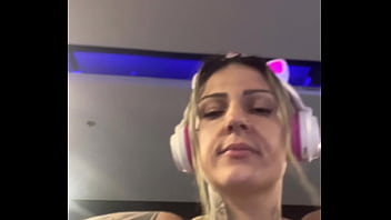 Preview 1 of Fuck Me Ahh Ahh - Nossa eu de suti&atilde_ treinando na academia e toda suada e louca de tes&atilde_o ! Chega escorreu pela bucetinha lisinha e suada .