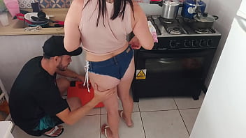 Preview 3 of Interracial Cruel Gangbang - chamei o vizinho encanador e ofereci o pagamento ou um presente misterioso enquanto marido estava fora