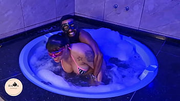 Preview 1 of Straight Guy Sword Fight - Fiz uma brincadeira de pegar os sabonetes na banheira - Homenagem ao GUGU: O Rei da Putaria na TV Brasileira!