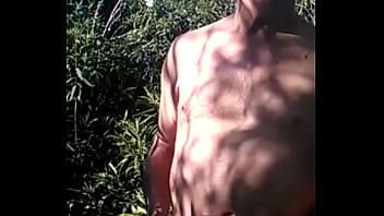 Preview 3 of Cumshots Ultimate Kissing - Desnudo entre matorrales. MODELO :Gaysexy1960
