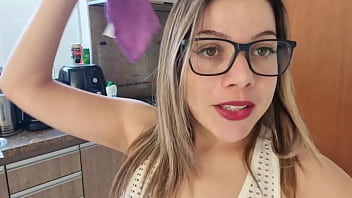 Preview 1 of Desi Makan Malkin - loira gostosa na cozinha