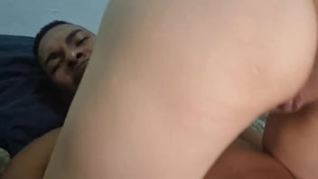 Preview 1 of Year Muscle - Esposa metendo com solteiro pirocudo e levou gozada dentro e o marido comeu depois com a buceta de porra