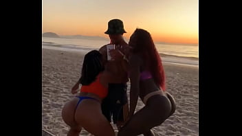 Preview 1 of Hole Pusy Double Cook - Se aventurando em Copacabana