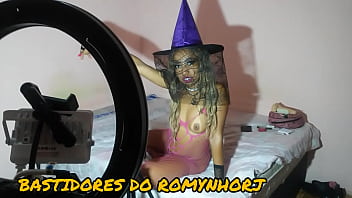 Preview 2 of Lela Skinny Massge - PRETA  FOGOSA NO LOCAL DE GRAVA&Ccedil_AO DO ATOR  ROMYNHORJ FAZENDO  CHAMADAS  DE VIDEO  COM  TEMA  HALLOWEEN  MUITO  SEXY