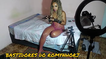 Preview 4 of Lela Skinny Massge - PRETA  FOGOSA NO LOCAL DE GRAVA&Ccedil_AO DO ATOR  ROMYNHORJ FAZENDO  CHAMADAS  DE VIDEO  COM  TEMA  HALLOWEEN  MUITO  SEXY