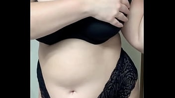 Preview 2 of 2 Grl Sex Vido - salope potel&eacute_e exhibe sa lingerie et ses gros seins pour m&#039_exciter