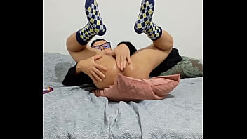Preview 3 of Porking Mommy - Nerd dedilhando o cuzinho e gozando gostoso