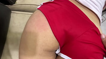 Preview 2 of M8a Malkova Orgasm - Mi Hijastra Provocativa en el Mueble de La Sala en Short Deportivo con un Enorme Culo Irresistible