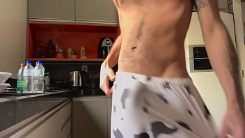 Preview 1 of Oria Xnxx - BATENDO PUNHETA NA COZINHA